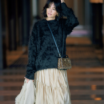 冬に映えるツヤ素材のロングスカートでまろやかな華オーラを【冬こそロングスカートの出番です】