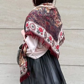 【50代スカーフ】身に着けるアート。ヨーロッパのエスプリ漂う〈ピエール・ルイ・マシア〉のシルクスカーフ