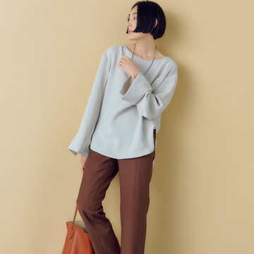 スタイル美人になれる、くすみブラウンパンツ×フェミニントップスで優しげコーデ