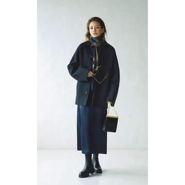 シックな黒コートは、プリントストールで華やかさを漂わせる。最低気温6℃｜12/25(月)【50代の毎日コーデ】