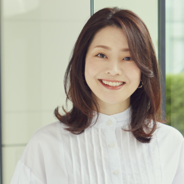 みずみずしいツヤ感と軽やかな動きが魅力！ 上品ミディアムスタイル【50代髪型・ヘアスタイル】