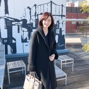 ロングコートとパールとデニムで「冬のお仕事コーデ」