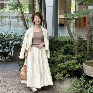 光沢スカートでつくる淡トーンのご近所ランチコーデ