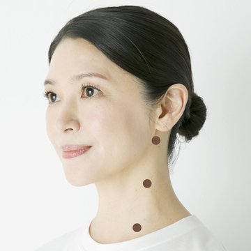 たるみやくすみ、肩こりなどの原因に！こわばった胸鎖乳突筋を手で「さする」だけで簡単リリース