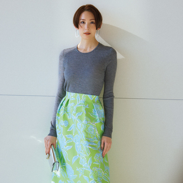 【ジャガード生地のスカートコーデ】重厚感のある素材×きれい色の組み合わせが新鮮！