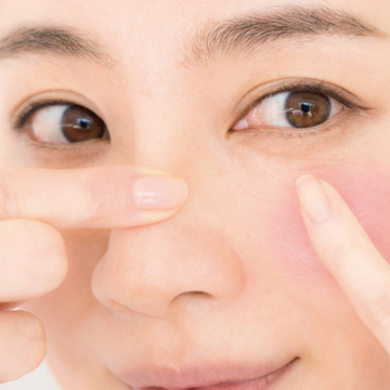 チークでくまやシミが目立つ？　チークの“ここがわからない”を解決⑦【50代のお悩み】