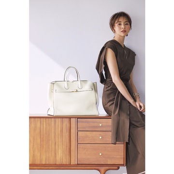 夏のドレススタイルは、白の大きめバッグで新鮮なインパクトを残して。最高気温31℃｜7/12(金)【50代の毎日コーデ】