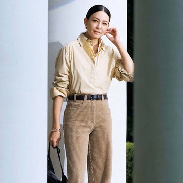 この秋は「シャツの重ね着」でこなれ感アップ！ベージュパンツとあわせた一歩先いく旬バランスコーデ