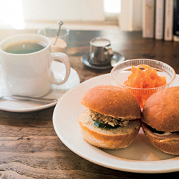 鉄瓶から湯気が上がるカフェ　盛岡「carta」