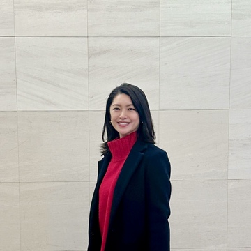 華やか赤ニットの大人コーデ