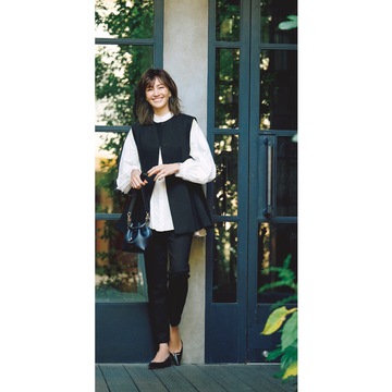 シルエットに優美なメリハリを生むフレアジレで、リュクスなモノトーンコーデが完成。気温18℃｜4/6(土)【50代の毎日コーデ】