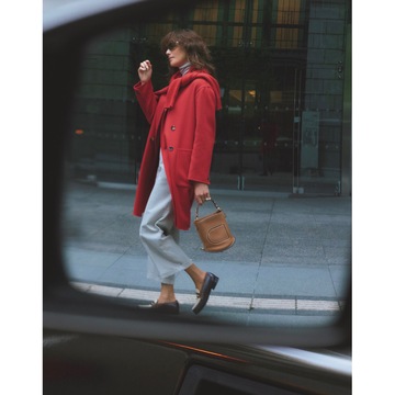 鮮烈な赤コートをラフに着こなし、大人の余裕漂う冬コーデに仕上げる。気温8℃｜1/16(木)【50代の毎日コーデ】