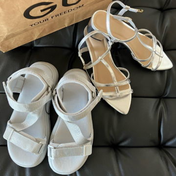 GUのシルバーサンダル。