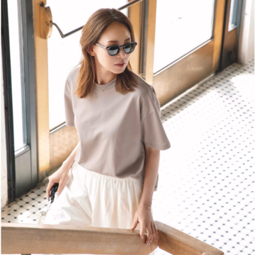 ダークベージュのTシャツ×白パンツで軽快さと秋らしさの両方を手にいれて。最高気温30℃｜10/2(木)【50代の毎日コーデ】