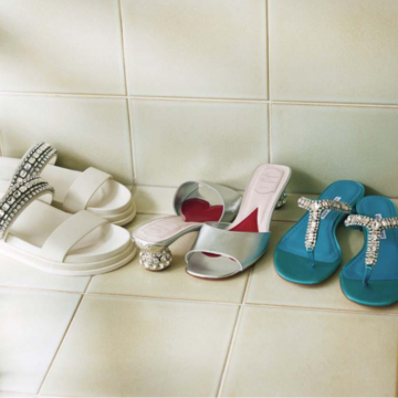 シンプルな夏コーデを格上げ！この夏はさりげない輝き放つ「ビジューサンダル」をセレクト