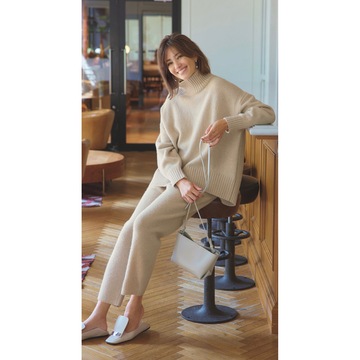 リラクシーな着心地のニットのセットアップで、クリスマスパーティの買い出しへ。気温10℃｜12/23(土)【50代の毎日コーデ】