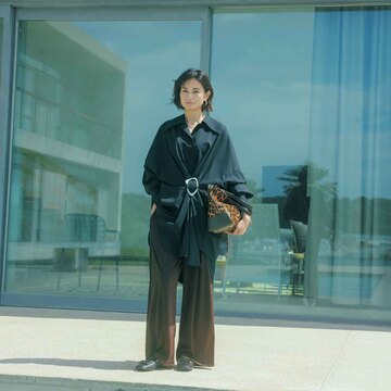 遠目にも映える「ブラウンボトム」×とろみ素材の「ネイビーブラウス」でモード感アップ