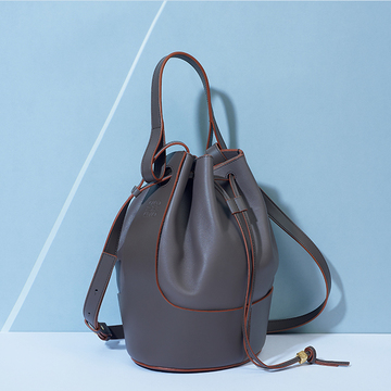 「ロエベ」のバルーンバッグは、一年中使える“トープカラー”でコーデに迷わない