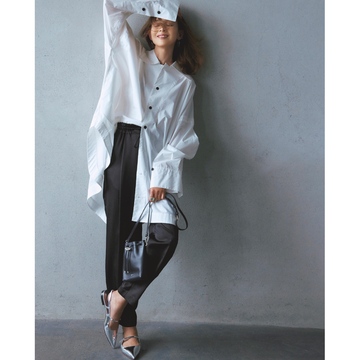 動きやすいジョガーパンツはモノトーンでまとめて都会的なモードスタイルを作る。最低気温24℃｜6/19(木)【50代の毎日コーデ】