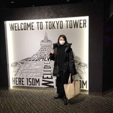 〈＋Ｊ〉のダウンを着て、2階建てオープントップバスでナイトドライブ