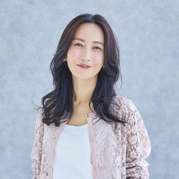 ふんわりレイヤーが魅力の美映えロング。くびれシルエットで小顔効果も抜群【40代・50代髪型】