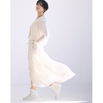 柔らかなギャザーワンピースにハイトップスニーカーを効かせてオールホワイトコーデにメリハリを授ける。気温28℃｜6/27(金)【50代の毎日コーデ】