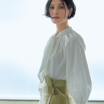 【50代 メリハリのあるコーデ】アシンメトリーなベルト飾りで攻めのウエストアプローチ