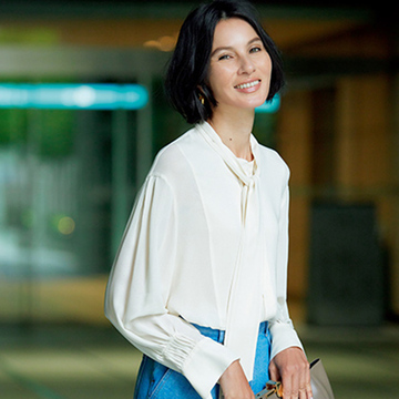 あえてデニムにあわせて大人らしく！落ち感素材のボウタイブラウスの新鮮着こなし術