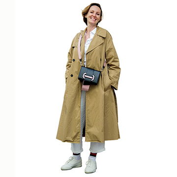 いつもの装いに“スニーカー”を一点投入してリフレッシュ！最旬スナップ【パリ＆ミラノの夏マダムスナップ】