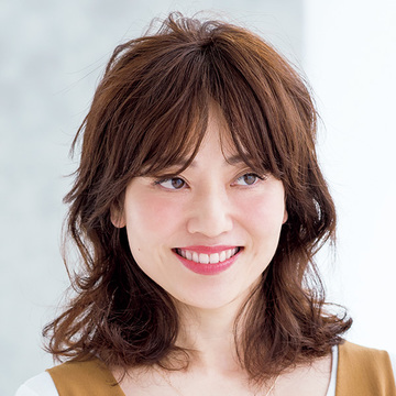 くびれフォルム×ゆるパーマで若々しく！人気のくびれミディアムヘア【50代髪型・ヘアスタイル】
