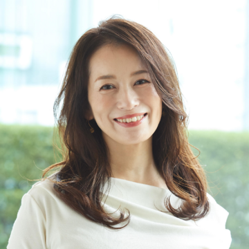 “縦”を意識したセミロングでトップのボリューム不足を解決！【50代髪型・ヘアスタイル】