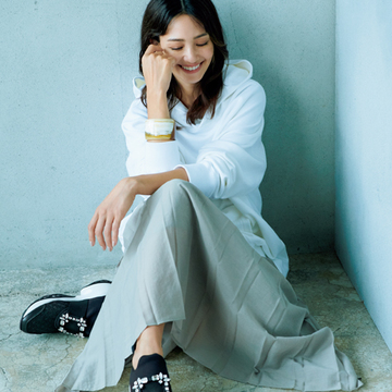 黒スニーカーは白アクセント入りを選んでほどよい抜け感を【アラフィーの黒ショートブーツ＆黒スニーカー】