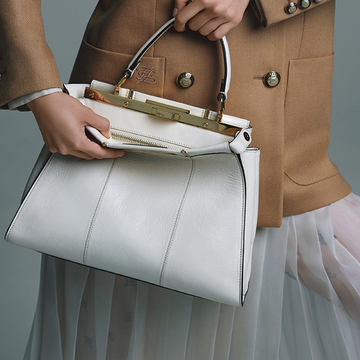 ＜FENDI＞軽やかなホワイトカラーに注目。「ピーカブー」のニューモデル【ワンハンドルバッグ】