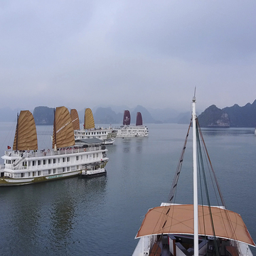 世界遺産ハロン湾を巡る1泊２日のクルーズ