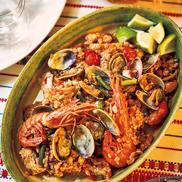 【板谷由夏さんが憧れのご夫婦と作るおもてなし料理】魚介だしが効いた“噂のパエリア”も！