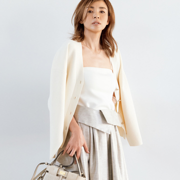 【50代が買うべき春服】ドレッシーな＜ロングフレアスカート＞はあえてラフに着こなす