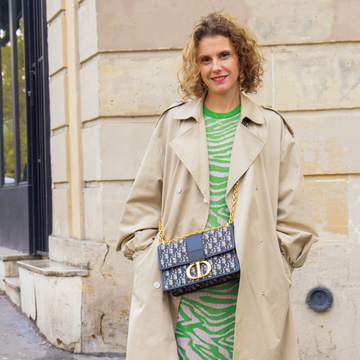 パリマダムは「ロングトレンチ」で余裕と貫禄を表現【パリマダムの冬スタイルSNAP】