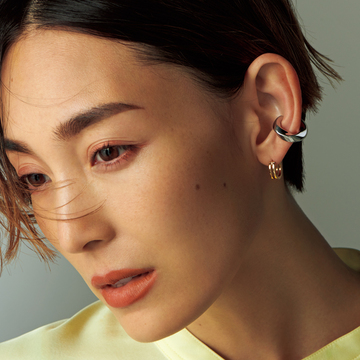 シルバーのイヤカフを一点投入！ 50代の顔まわりをモダンに昇華