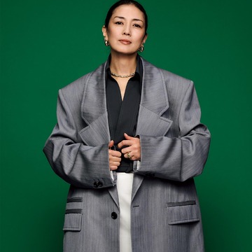 【俳優・板谷由夏の私をつくるジュエリー vol.2】ハンサムスタイルにふさわしい「ボッテガ・ヴェネタ」のゴールドジュエリー