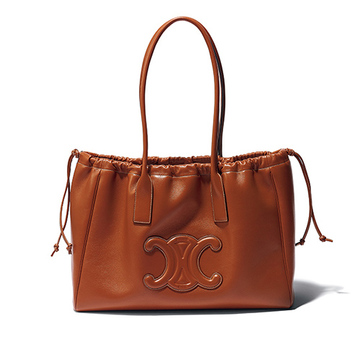 旅先の視線集中！「セリーヌ」の軽量トートで移動もラク