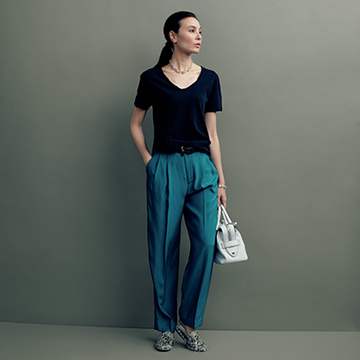 Tシャツと真逆の上品な光沢パンツで洗練スタイル【村山佳世子・大人のTシャツ“きれいめ合わせ”】