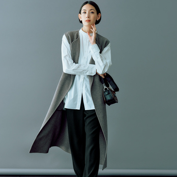 コル ピエロのパンツで女らしさが溢れるスタイルに【印象に残る黒パンツ】