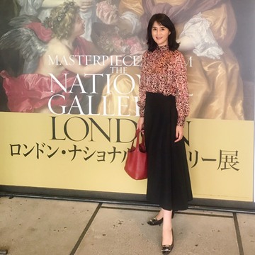 柄ブラウスで女性らしさをプラス