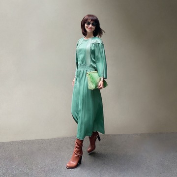 くすみカラーワンピース×ロングブーツ