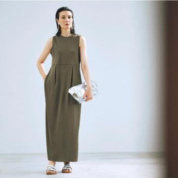 カジュアルなカーキワンピースはシルバー小物の辛口な輝きでドレスアップ！気温28℃｜9/23(火)【50代の毎日コーデ】