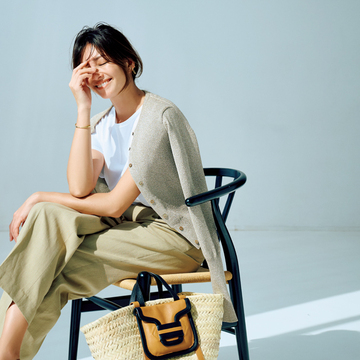 【ベージュワントーン 旬の法則】光沢素材のカーディガンでリッチなメリハリを