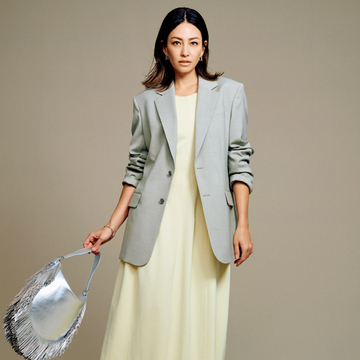 【大人のベージュジャケット】モードな一着はあえてロングワンピースと合わせて新鮮に