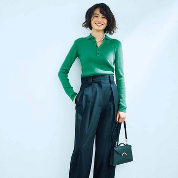 ウエスト高めの位置に！50代にうれしい細見え効果のある「チノ」の黒パンツ