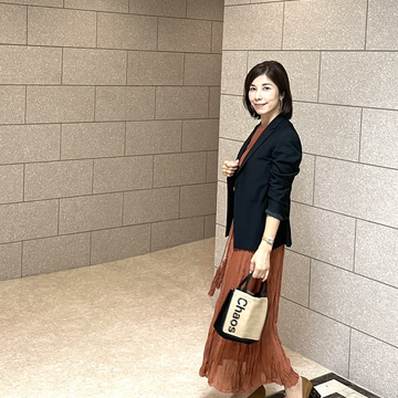 季節の変わり目は黒ジャケットが大活躍