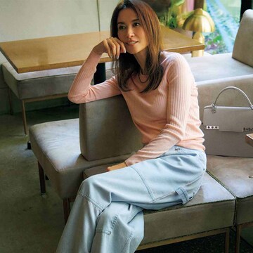 “ひとくせデニム”でワンツーコーデを格上げ！淡色でまとめて上品に